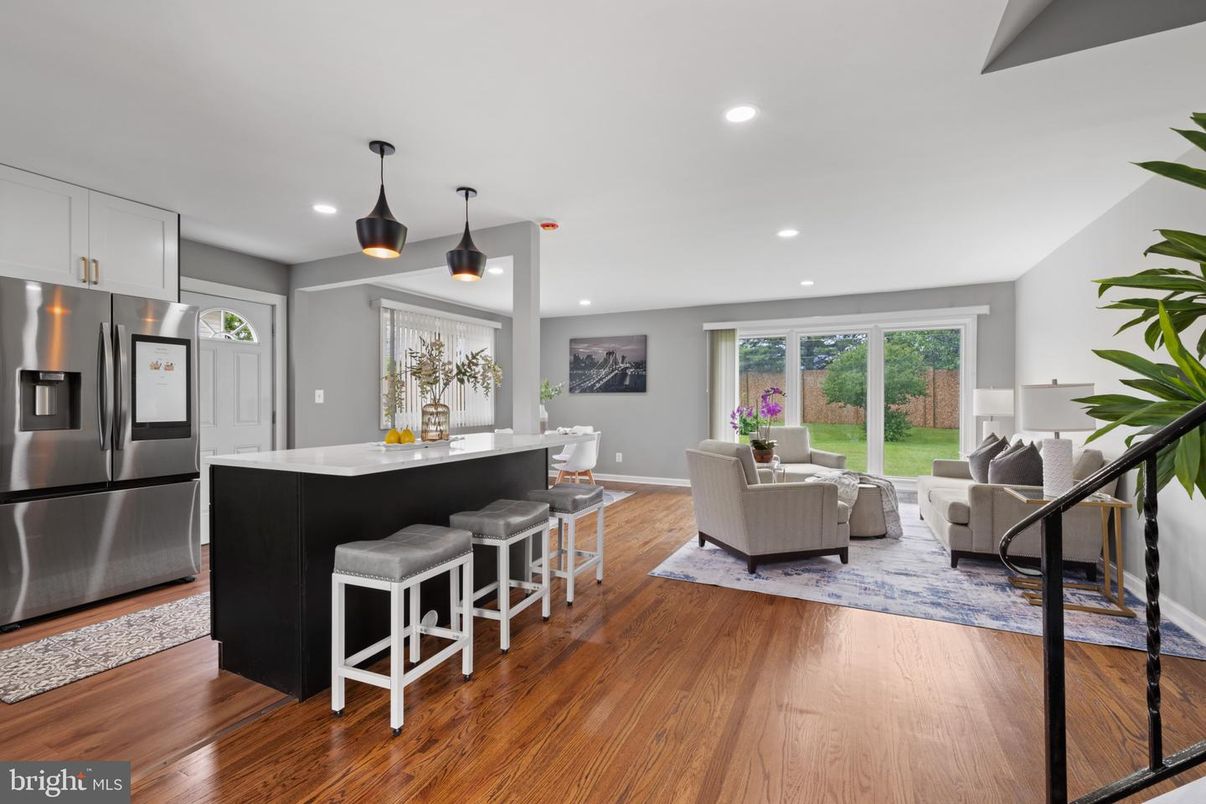 Dining room, Interior, Kitchen, Living room, Pendant Lights, Recessed Lighting, Stainless Steel Appliances, Wood Texture Flooring