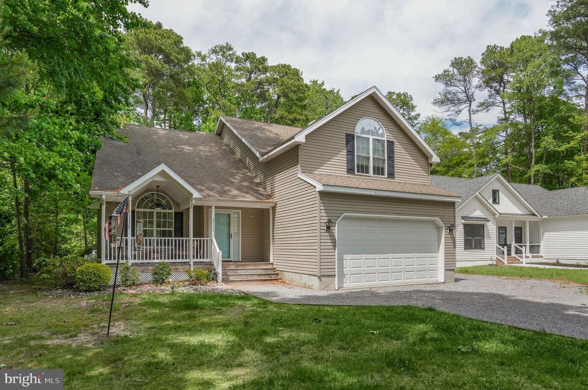 Attached, Exterior, Facade, Ranch