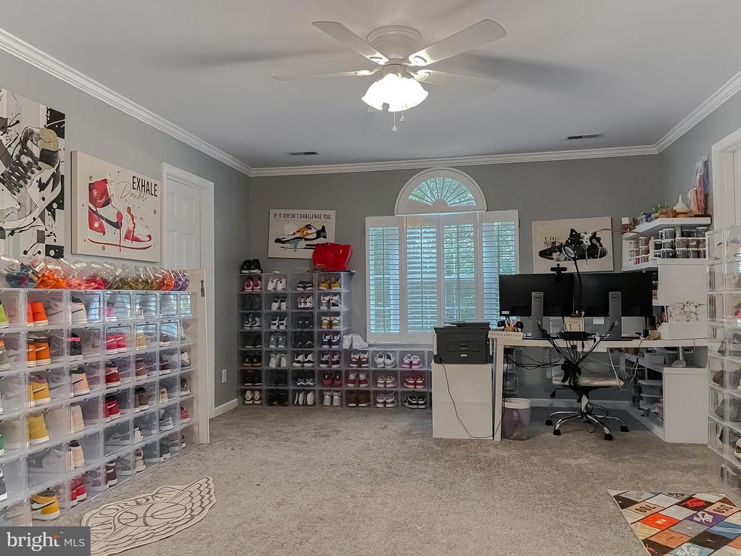 Home Office, Interior