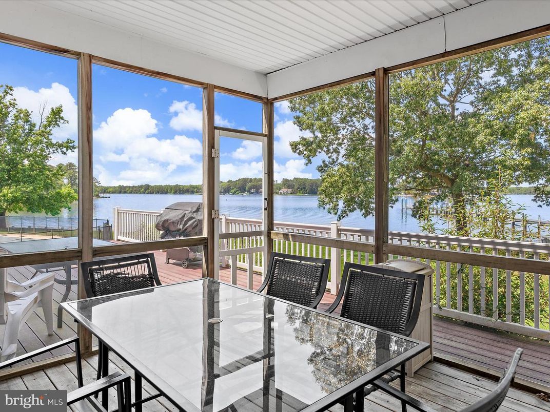 Dining room, Interior, Sun Room, Water, Wood Texture Flooring