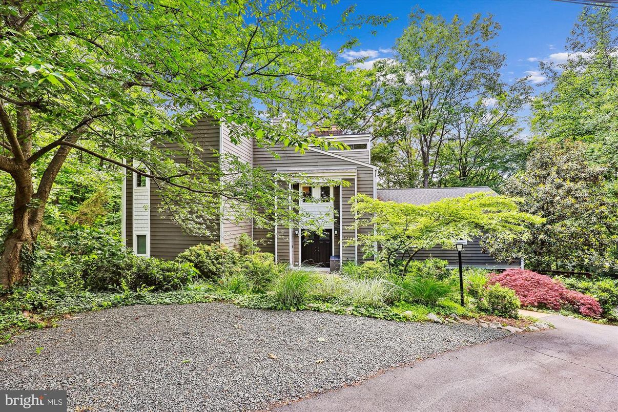 Exterior, Facade, Log Home