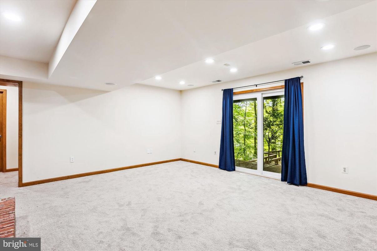Empty room, Interior, Recessed Lighting