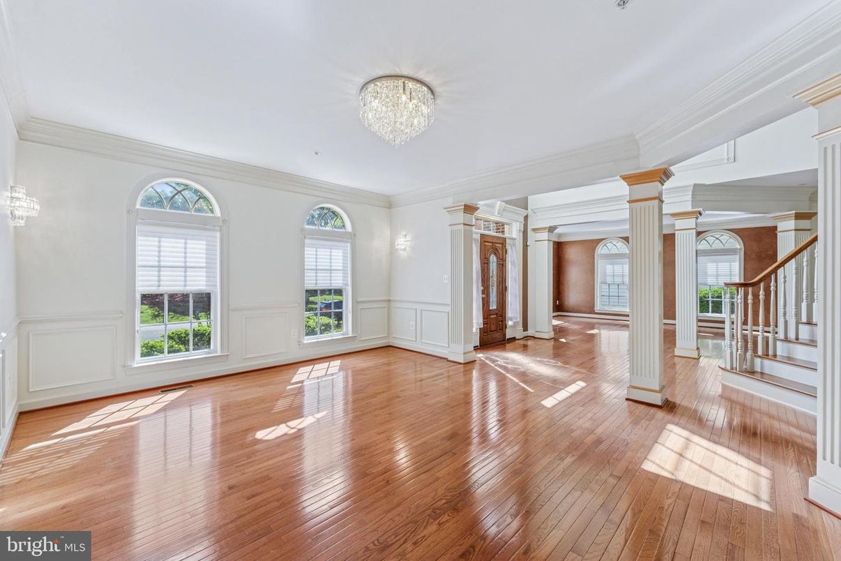 Chandelier, Empty room, Interior, Wood Texture Flooring