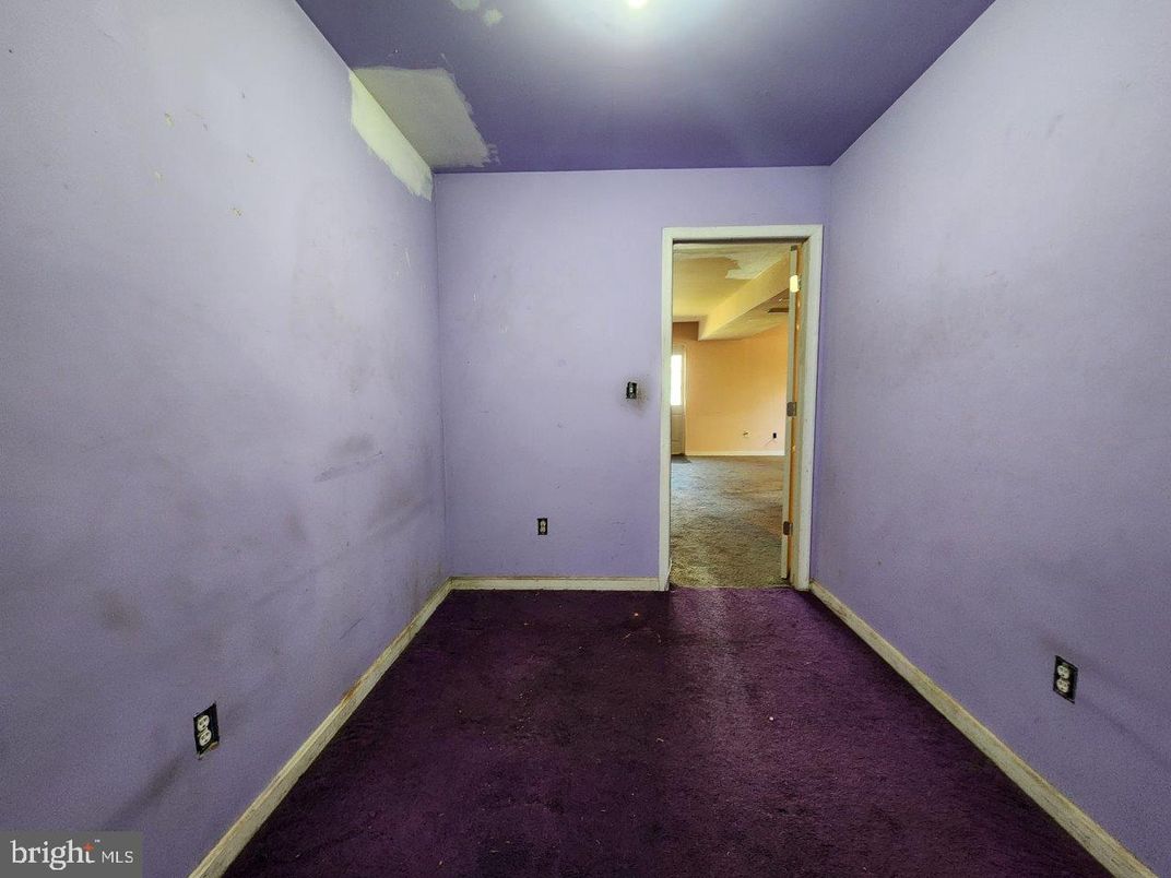 Empty room, Interior