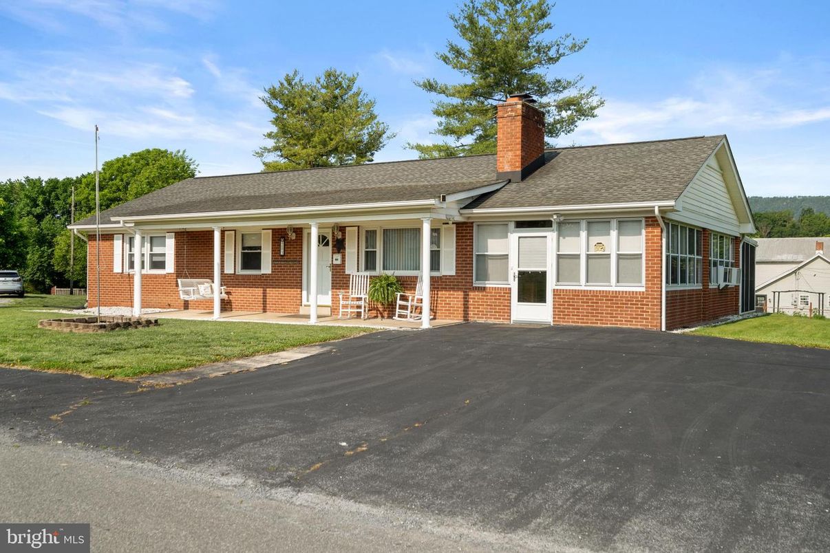 Exterior, Facade, Brick Facade, Cape Cod