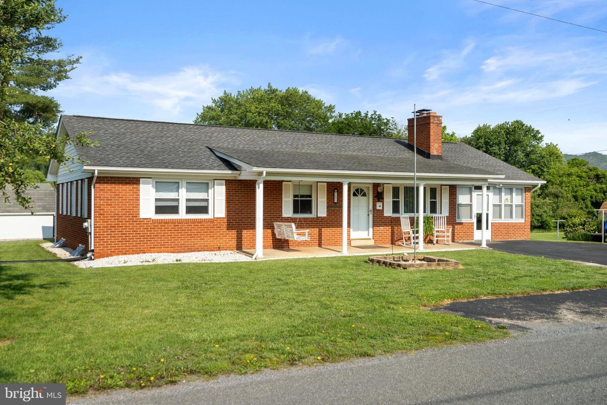 Exterior, Facade, Brick Facade, Cape Cod