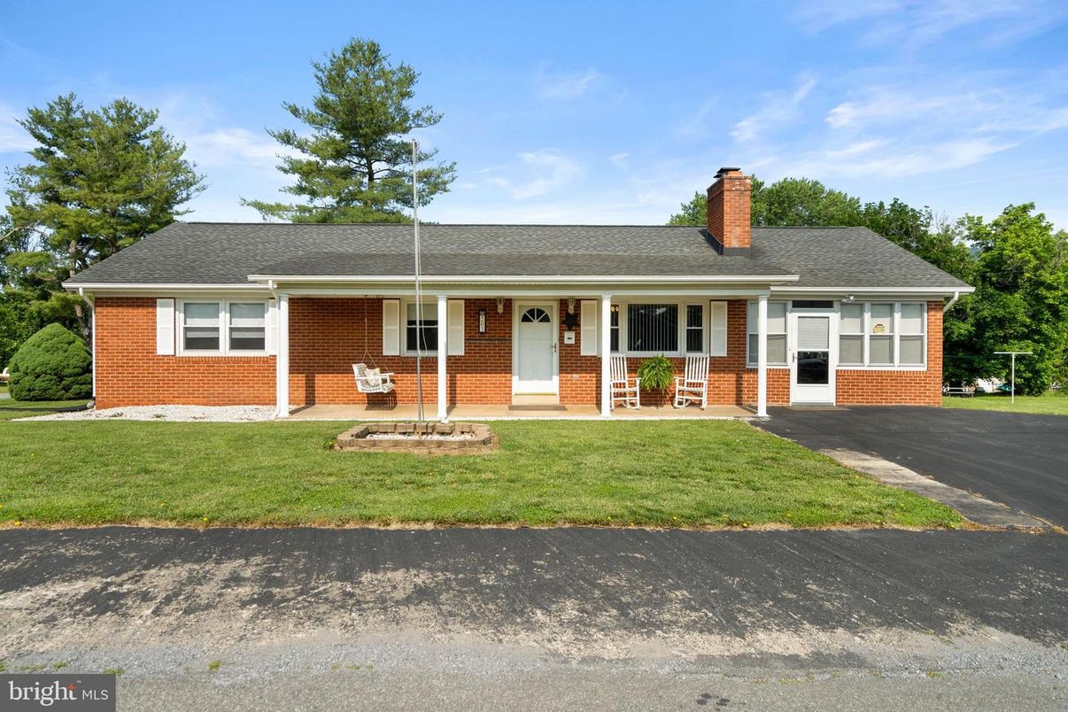 Exterior, Facade, Brick Facade, Cape Cod