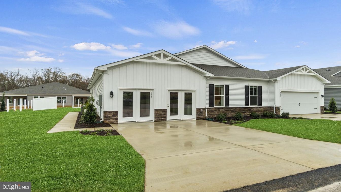 Attached, Exterior, Facade, Farmhouse