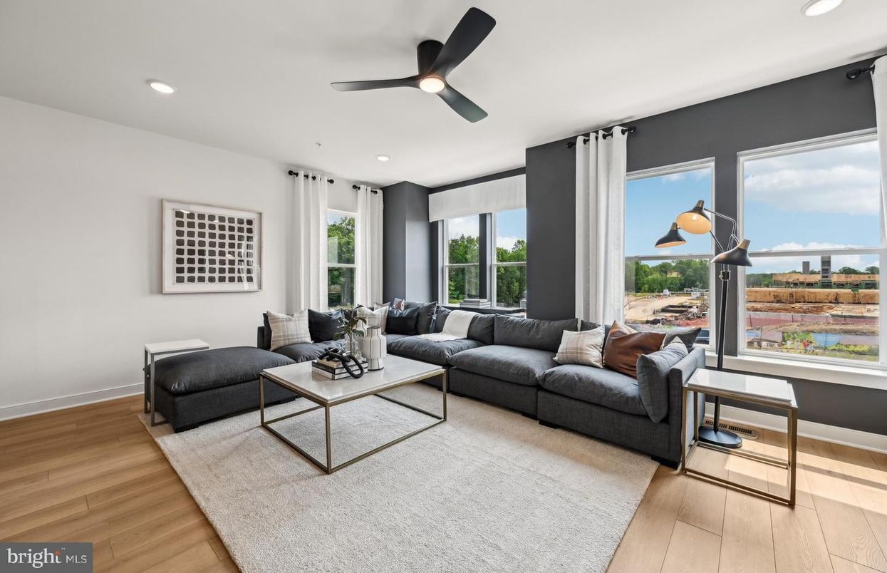 Interior, Living room, Recessed Lighting, Water, Wood Texture Flooring