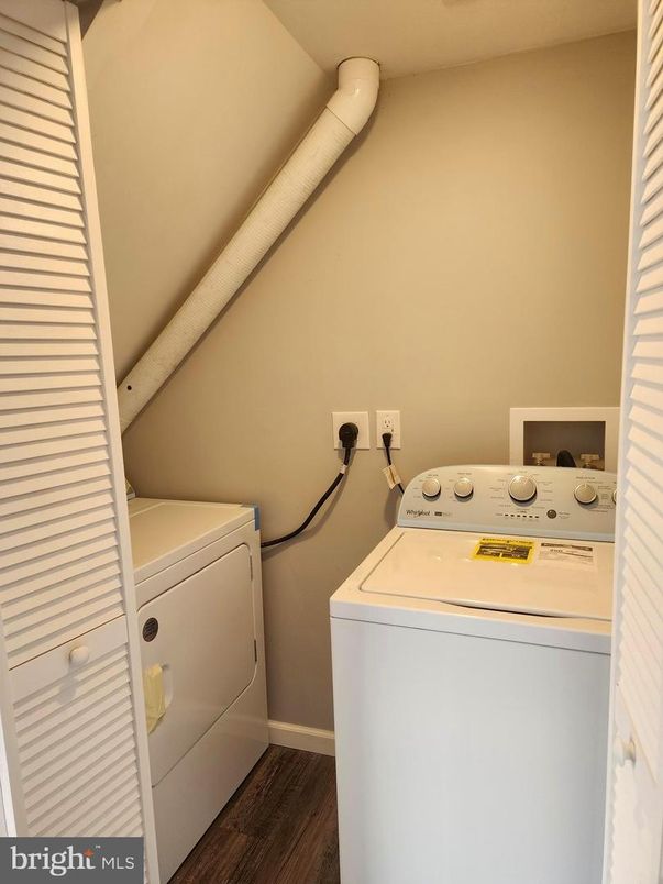 Interior, Utility Closets, Washer, Wood Texture Flooring