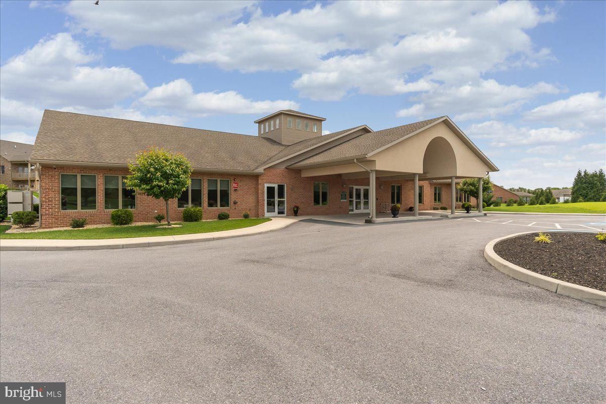 Exterior, Facade, Brick Facade, Ranch