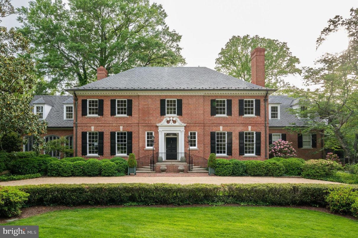 Exterior, Facade, Brick Facade, Georgian