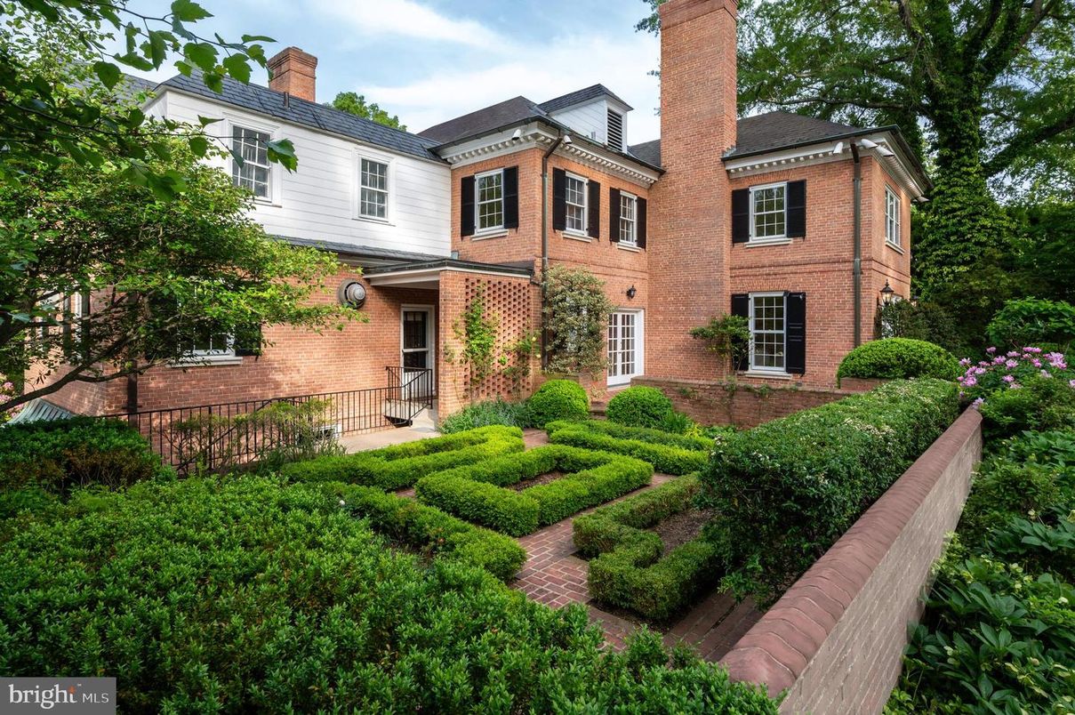 Exterior, Facade, Brick Facade, Georgian