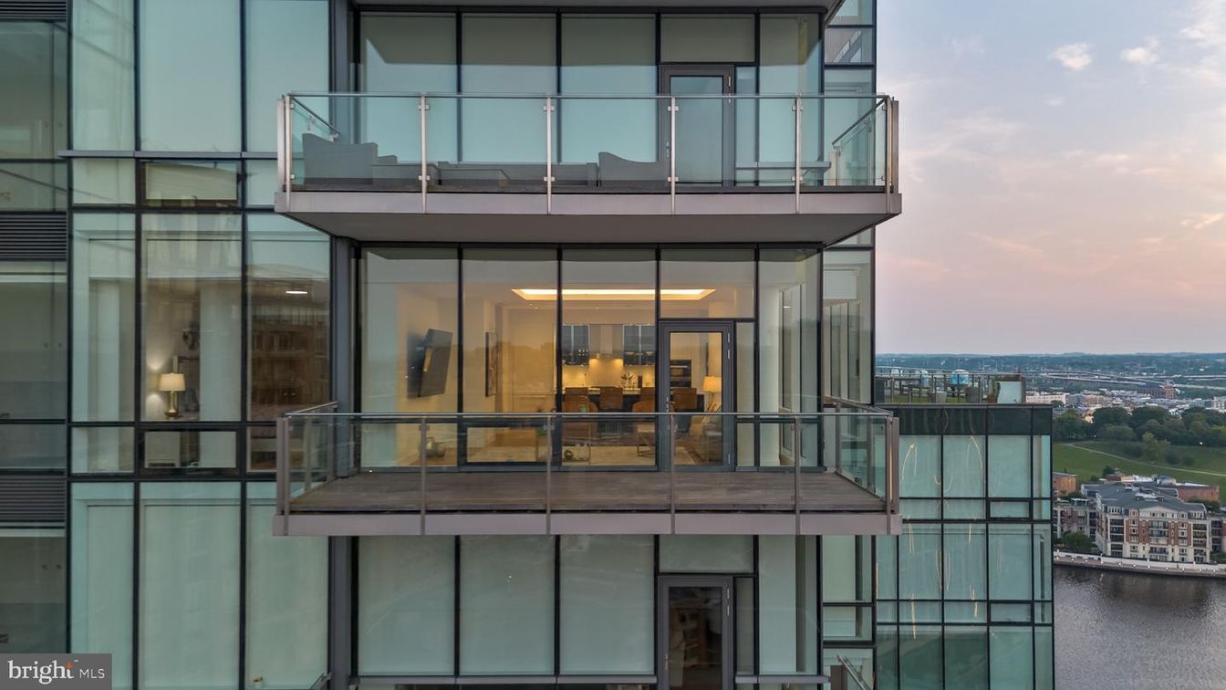 Exterior, Facade, Modern