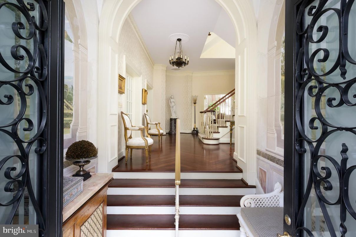 Chandelier, Interior