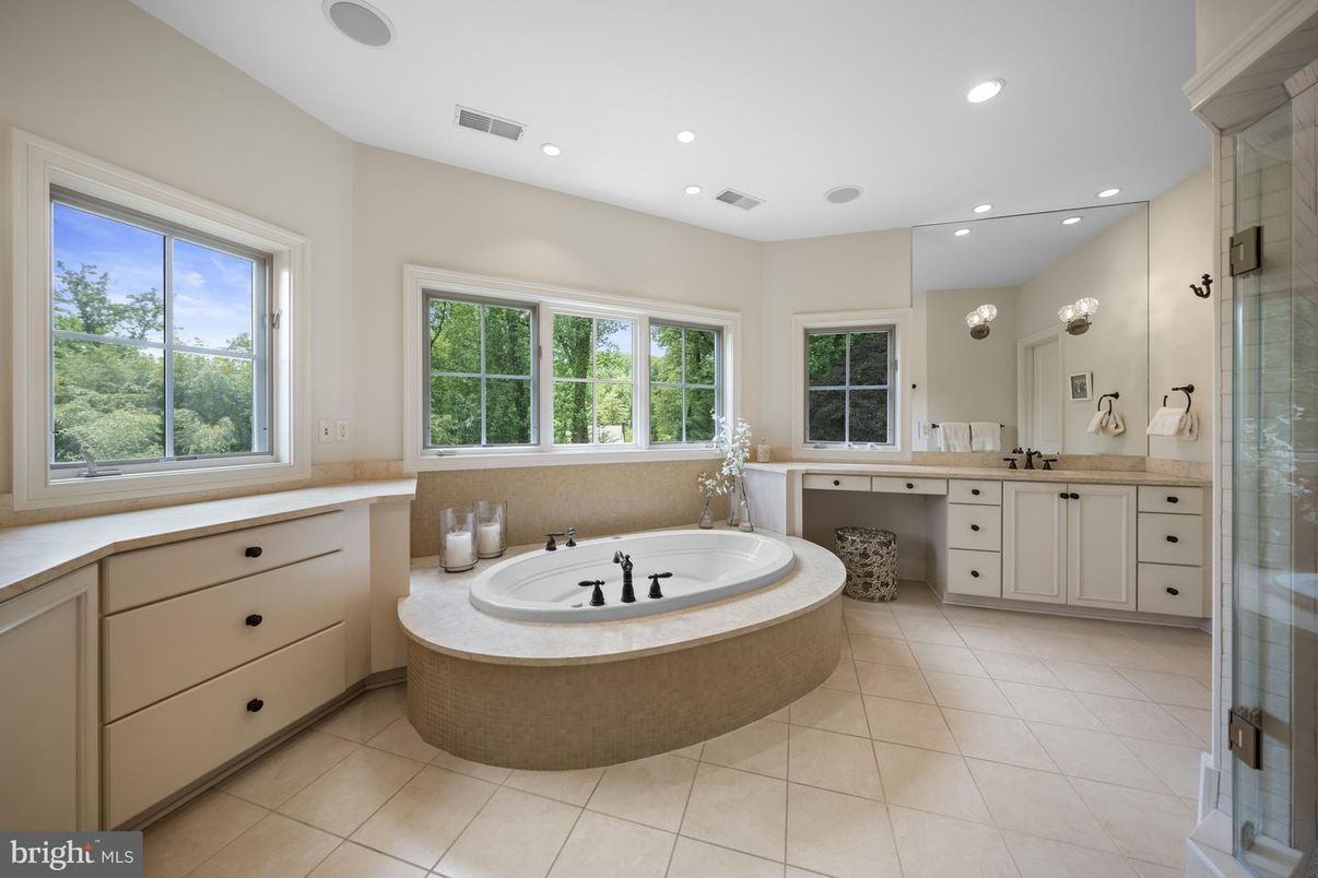Bathroom, Interior, Recessed Lighting