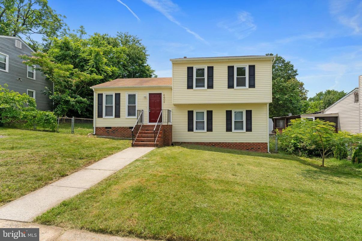 Exterior, Facade, Split Level