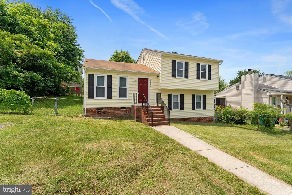 Backyard, Exterior, Facade, Split Level