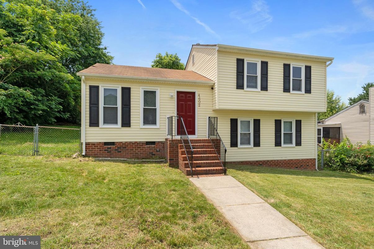 Exterior, Facade, Split Level