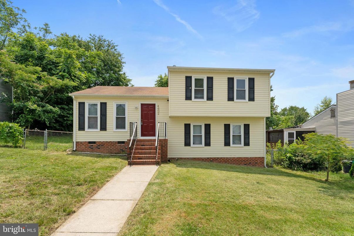 Exterior, Facade, Split Level