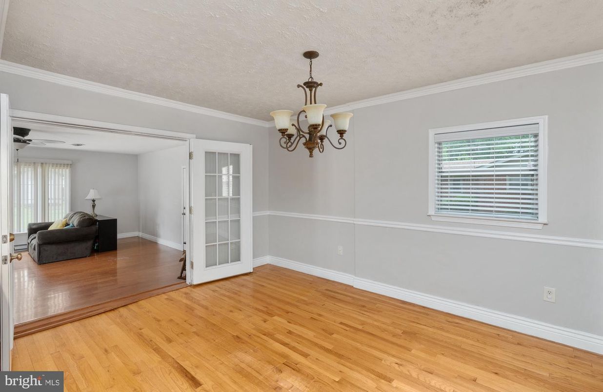 Chandelier, Empty room, Interior, Wood Texture Flooring