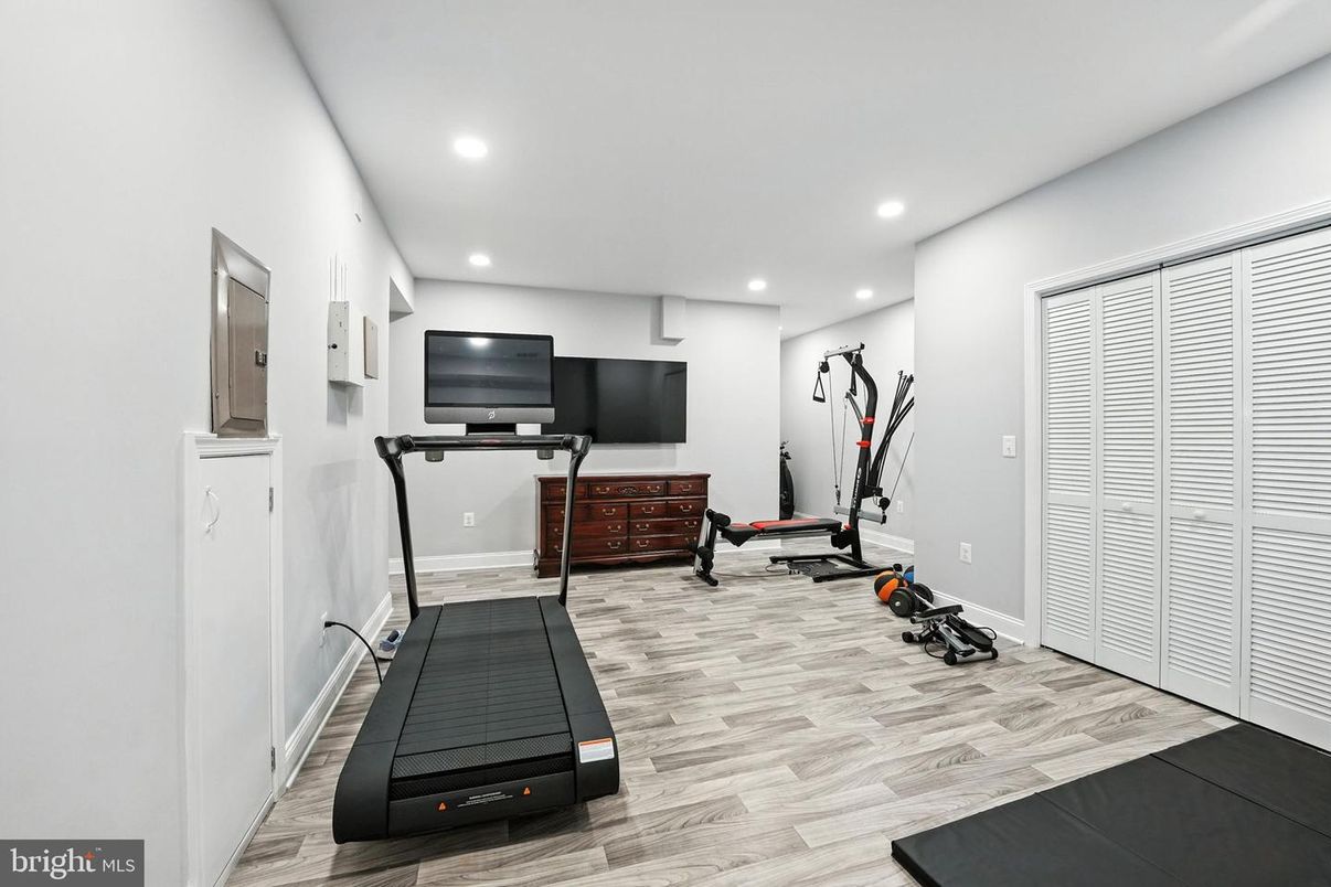 Fitness Equipment, Interior, Recessed Lighting, Wood Texture Flooring