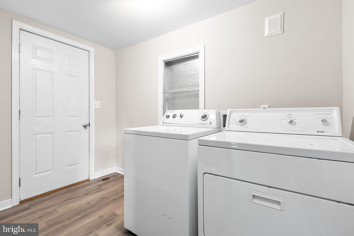 Interior, Utility Closets, Washer, Wood Texture Flooring