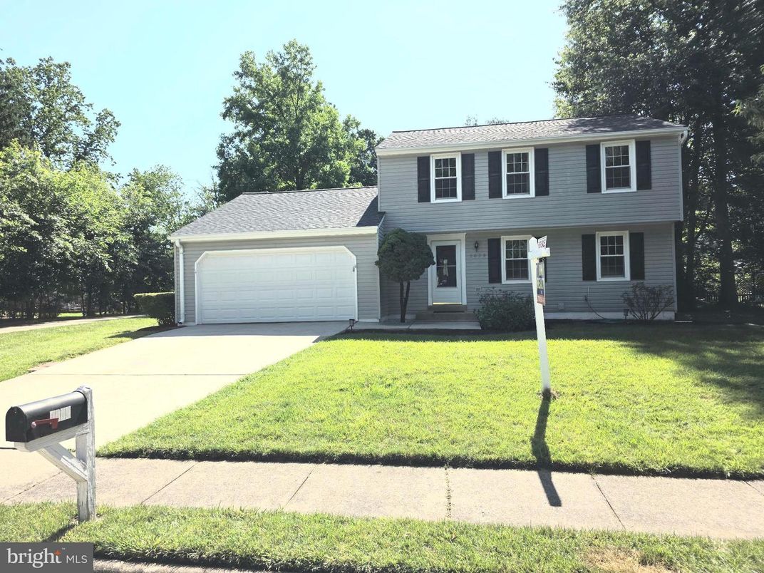 Attached, Exterior, Facade, Split Level