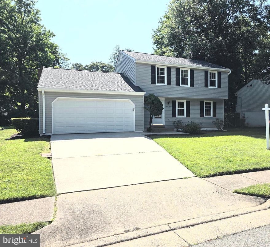 Attached, Exterior, Facade, Split Level