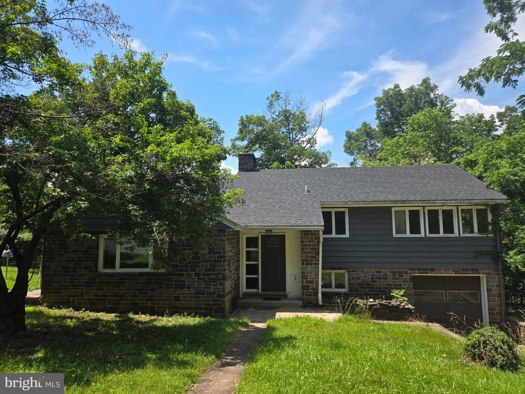 Attached, Exterior, Facade, Brick Facade, Raised Ranch