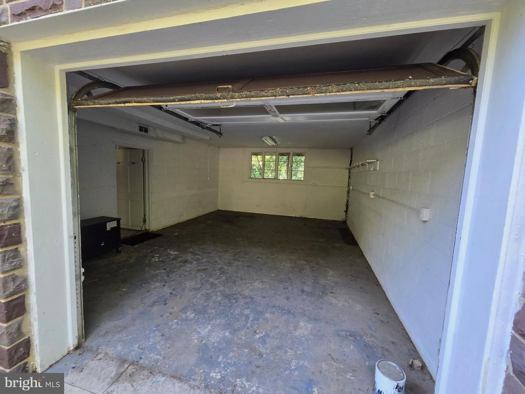 Garage, Interior, Stone Walls