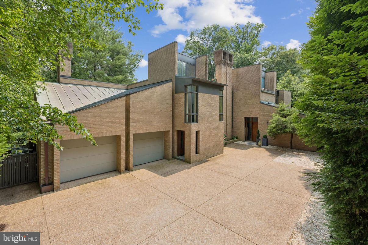 Attached, Exterior, Facade, Brick Facade, Modern