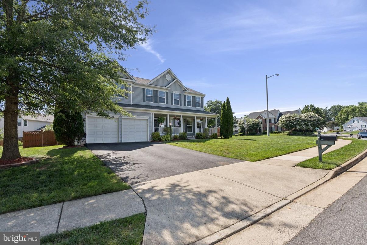 Attached, Exterior, Facade, Queen Anne Victorian