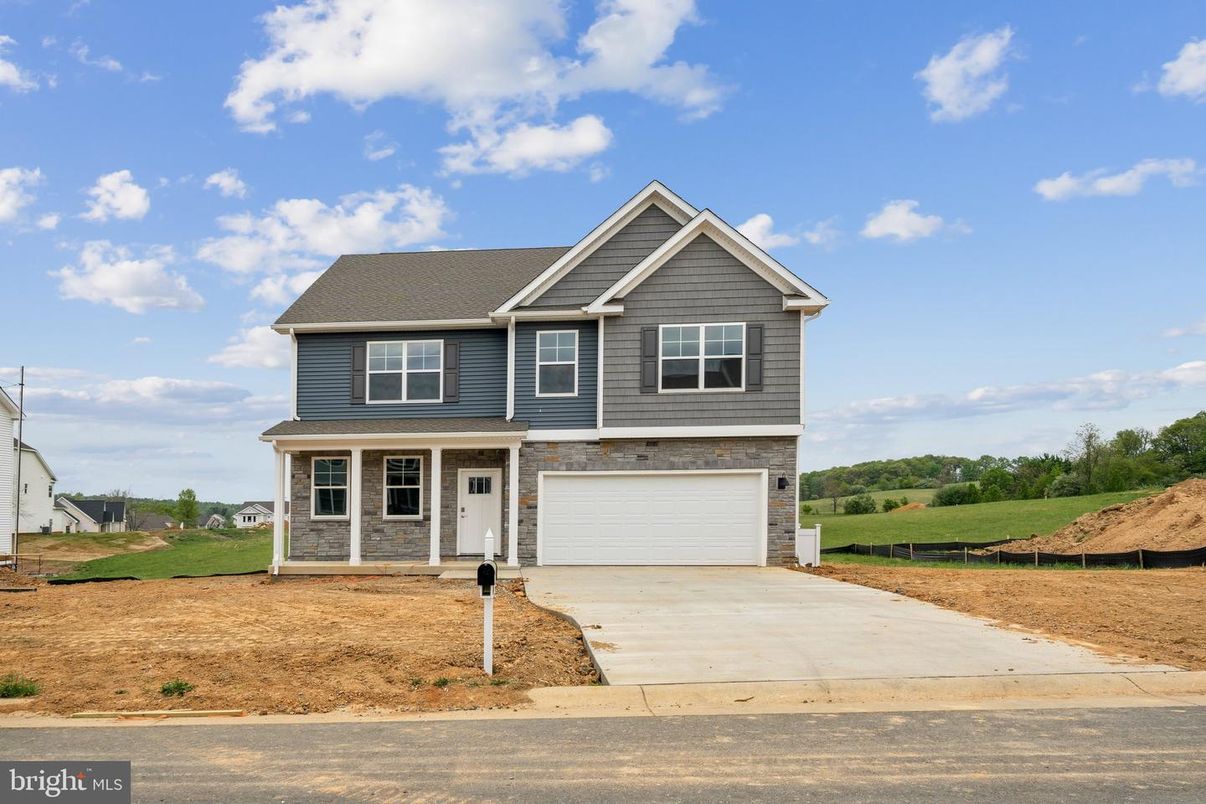 Attached, Exterior, Facade, Farmhouse