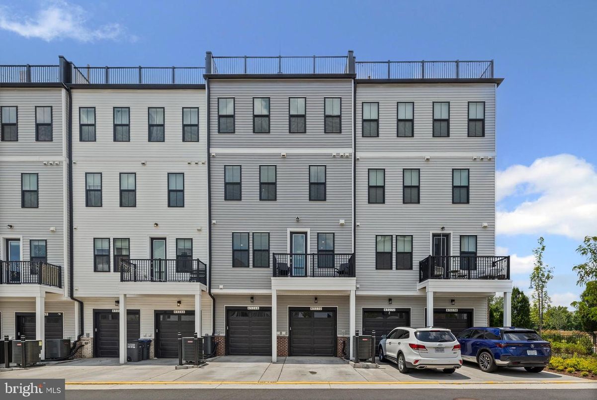 Attached, Exterior, Facade, Rowhouse