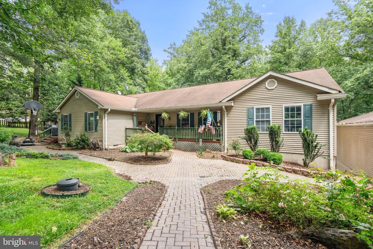 Backyard, Exterior, Facade, Ranch