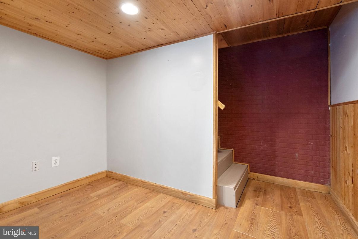 Empty room, Interior, Recessed Lighting, Wooden Ceilings, Wood Texture Flooring