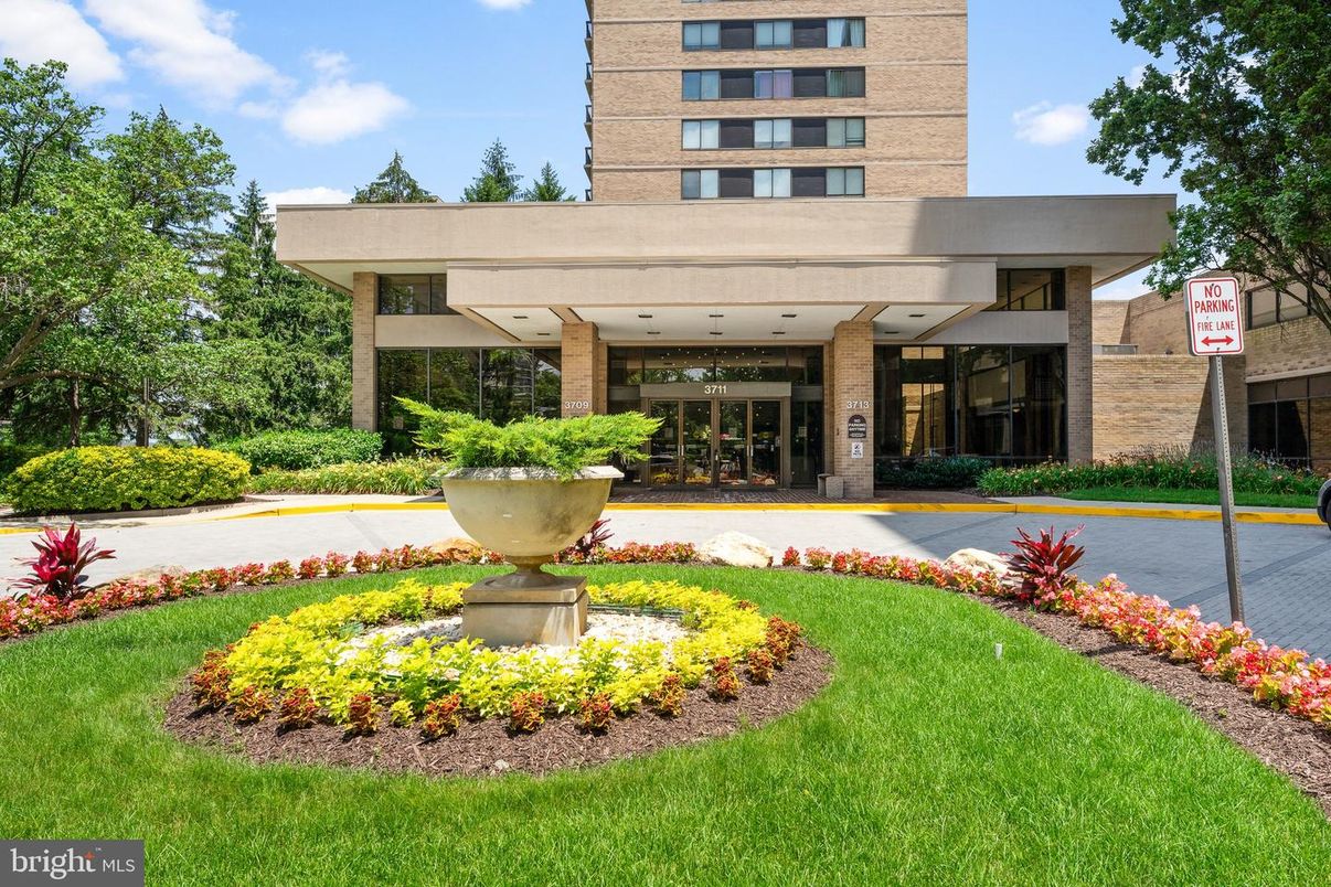 Backyard, Exterior, Facade, Modern