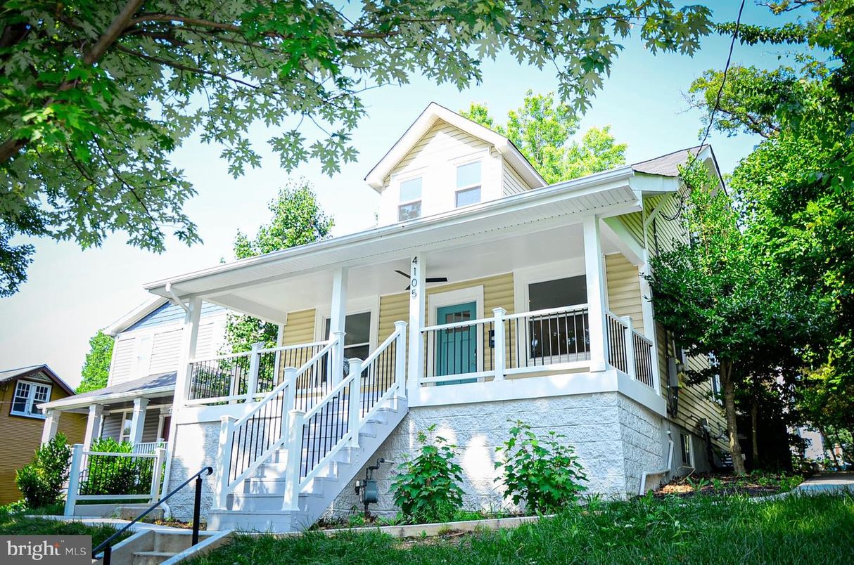 Exterior, Facade, American Foursquare