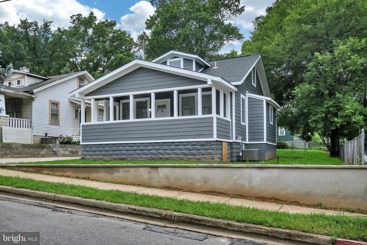 Exterior, Facade, Queen Anne Victorian
