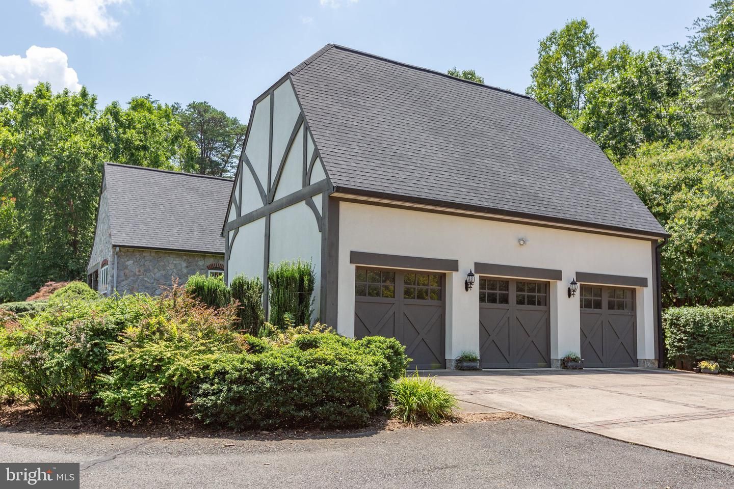 Attached, Exterior, Facade, Cape Cod