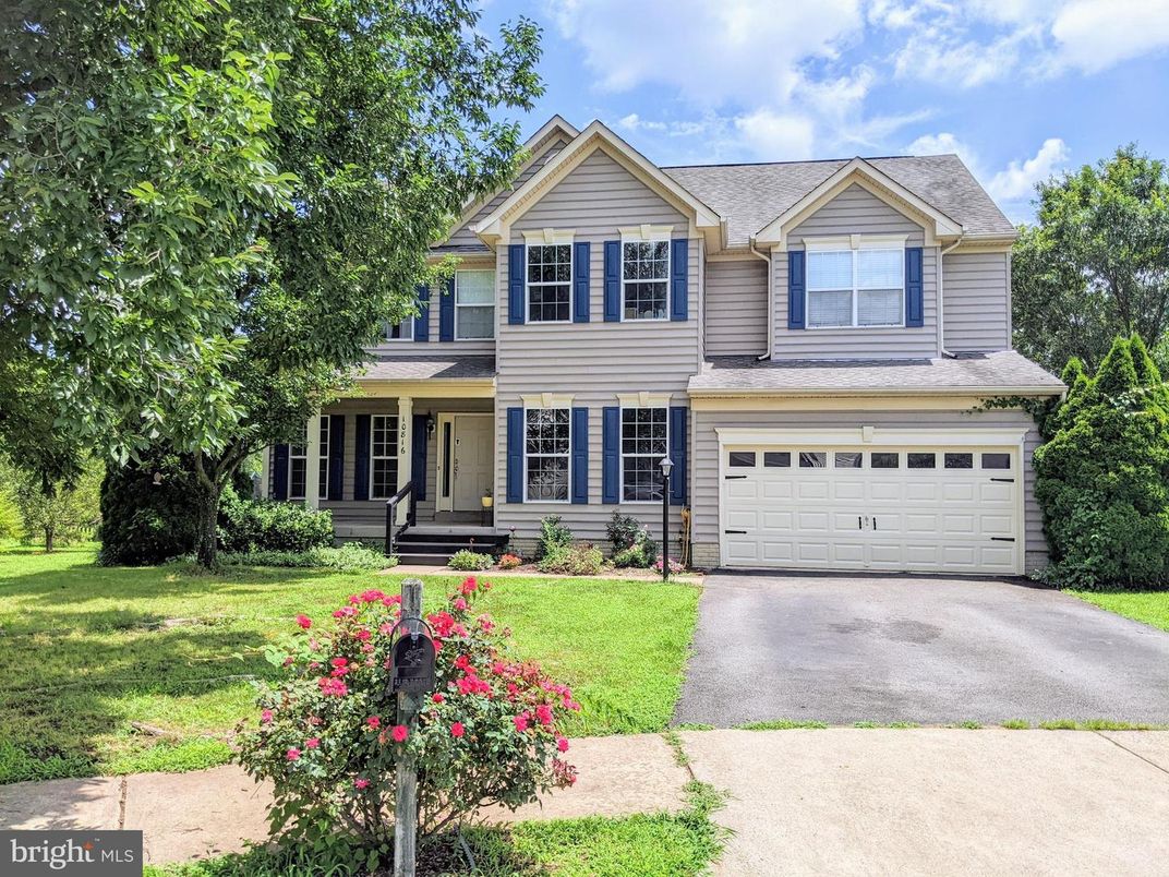 Attached, Exterior, Facade, Farmhouse