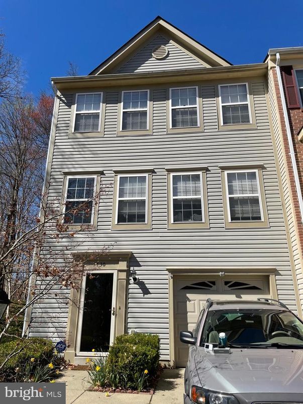 Attached, Exterior, Facade, Queen Anne Victorian