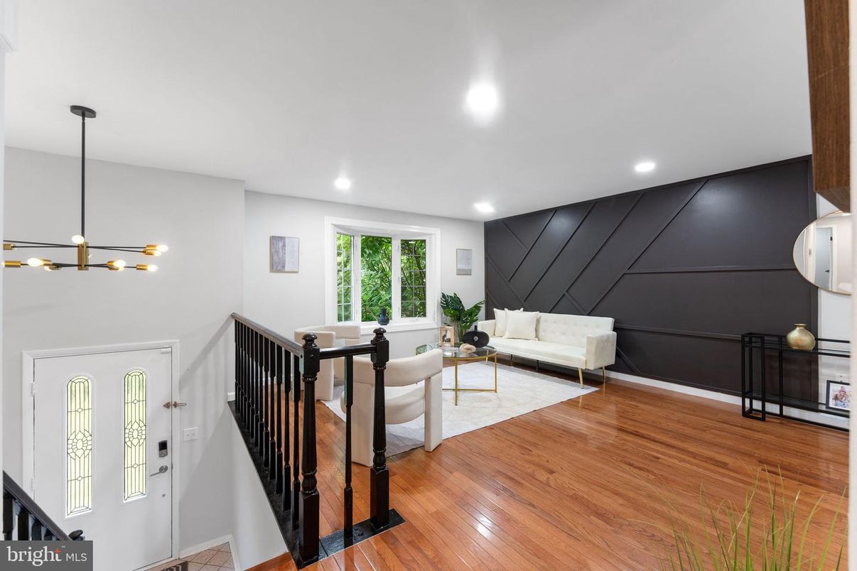 Interior, Living room, Pendant Lights, Recessed Lighting, Wood Texture Flooring