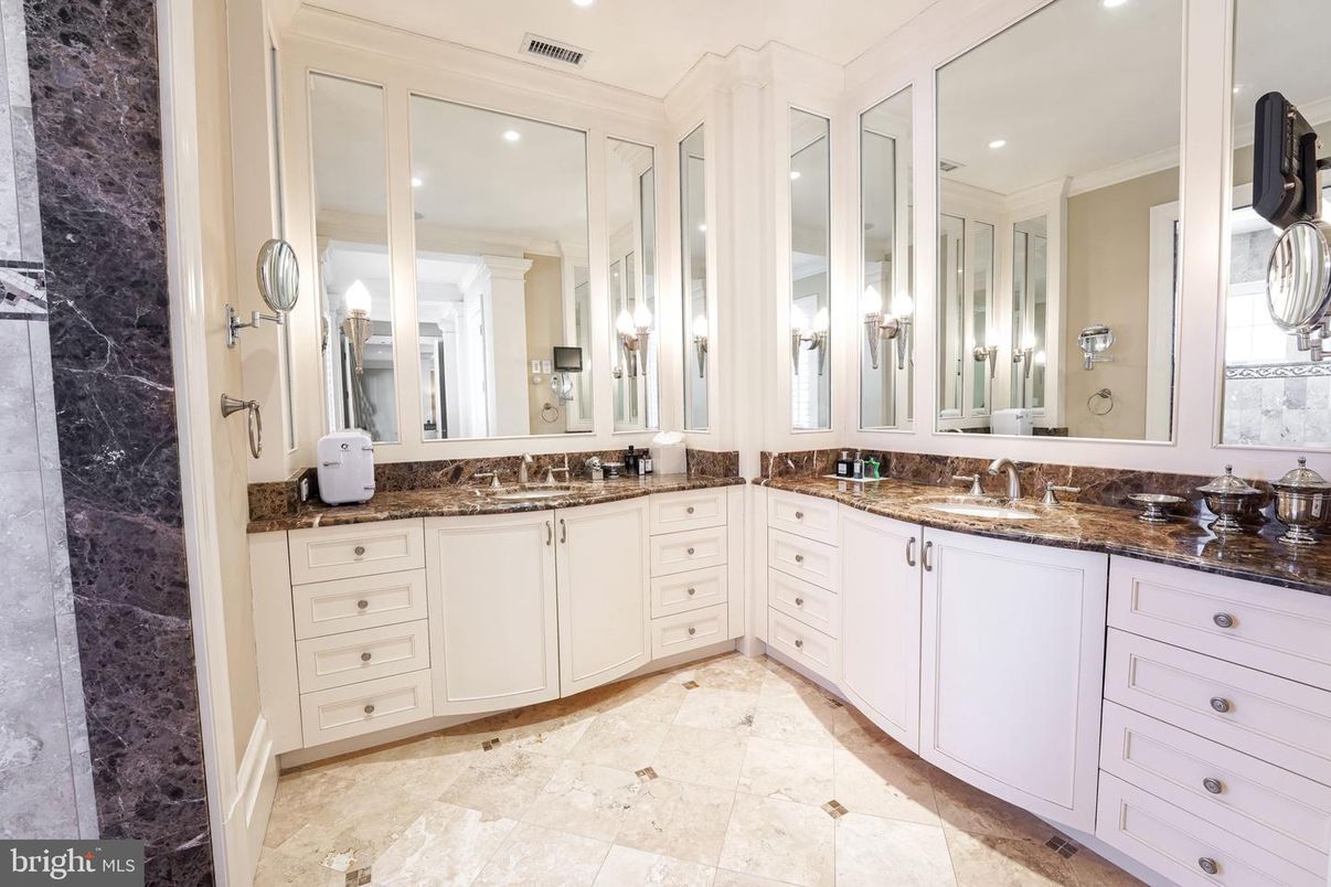 Bathroom, Dual Sink Vanities, Interior, Recessed Lighting
