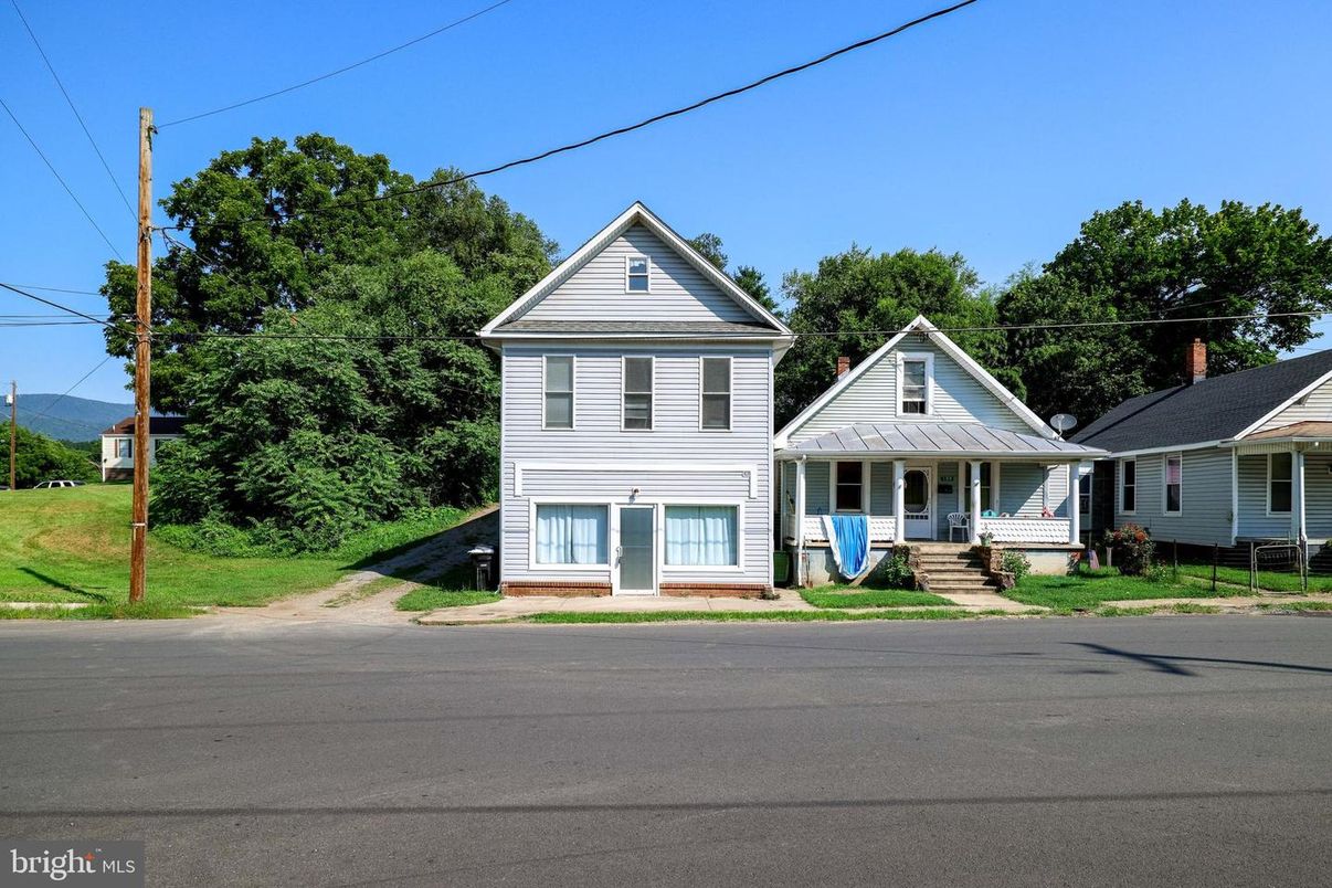Exterior, Facade, Queen Anne Victorian