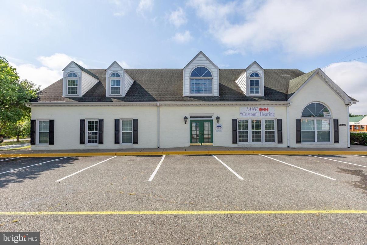 Exterior, Facade, French Provincial