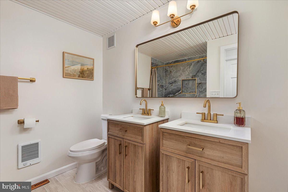 Bathroom, Dual Sink Vanities, Interior