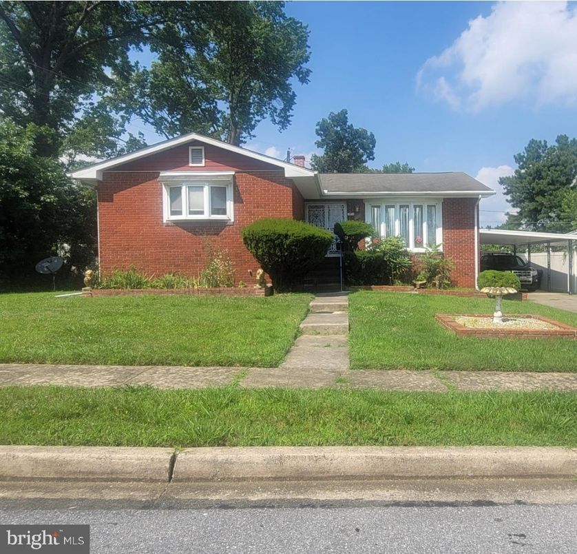 Exterior, Facade, Brick Facade, Split Level