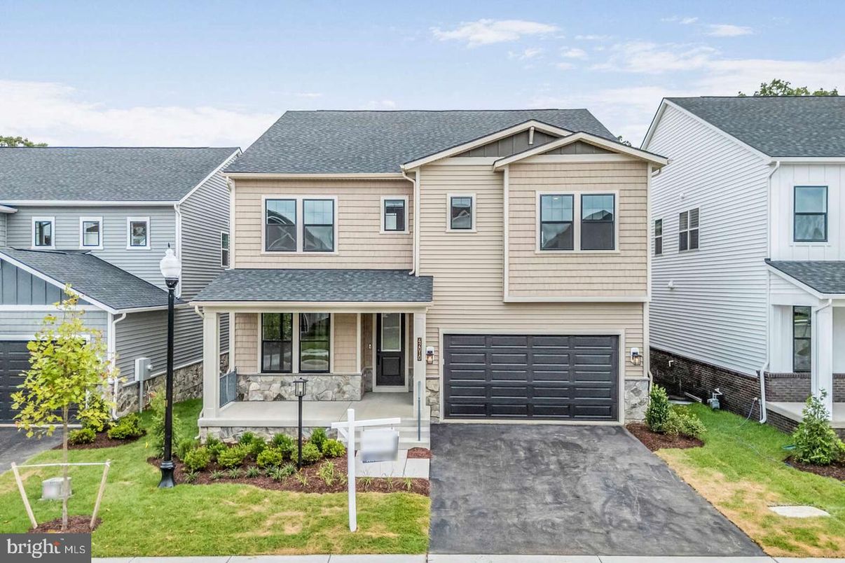 Attached, Exterior, Facade, Rowhouse